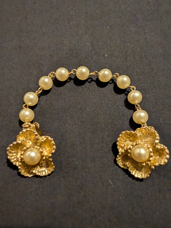 Jewelry - Vintage Gold Pearl Floral Sweater Clip - Classic Women Jewelry